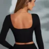 Top scurt cu mâneci lungi și decolteu pătrat Nadiya, negru Top scurt cu mâneci lungi și decolteu pătrat Nadiya, negru