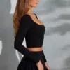 Top scurt cu mâneci lungi și decolteu pătrat Nadiya, negru Top scurt cu mâneci lungi și decolteu pătrat Nadiya, negru