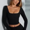 Top scurt cu mâneci lungi și decolteu pătrat Nadiya, negru Top scurt cu mâneci lungi și decolteu pătrat Nadiya, negru