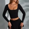 Top scurt cu mâneci lungi și decolteu pătrat Nadiya, negru Top scurt cu mâneci lungi și decolteu pătrat Nadiya, negru