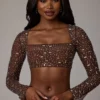 Top scurt cu mâneci lungi și decorațiuni transparente Guilia, în culoarea Deep Cocoa