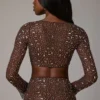 Top scurt cu mâneci lungi și decorațiuni transparente Guilia, în culoarea Deep Cocoa