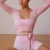 Top scurt cu mâneci lungi și decupaj în față, de culoare roz pal