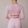 Top scurt cu mâneci lungi și decupaj în față, de culoare roz pal