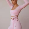 Top scurt cu mâneci lungi și decupaj în față, de culoare roz pal