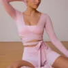 Top scurt cu mâneci lungi și decupaj în față, de culoare roz pal