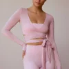 Top scurt cu mâneci lungi și decupaj în față, de culoare roz pal