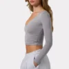 Top scurt cu mâneci lungi și volane, de culoare gri