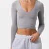 Top scurt cu mâneci lungi și volane, de culoare gri
