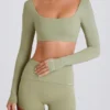 Top scurt cu mâneci lungi în culoarea Matcha Top scurt cu mâneci lungi în culoarea Matcha