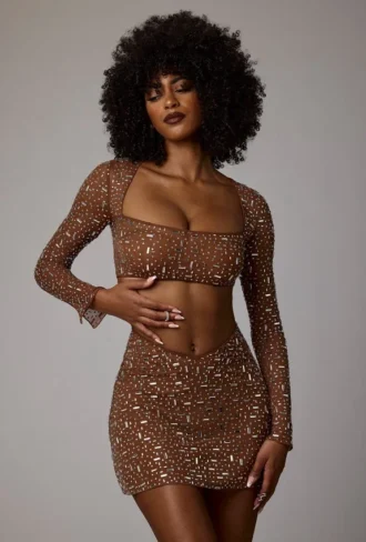 Top scurt cu mâneci lungi, transparent și decorat, model Guilia, în culoarea Mocha