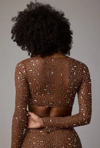 Top scurt cu mâneci lungi, transparent și decorat, model Guilia, în culoarea Mocha