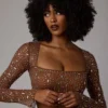 Top scurt cu mâneci lungi, transparent și decorat, model Guilia, în culoarea Mocha Top scurt cu mâneci lungi, transparent și decorat, model Guilia, în culoarea Mocha