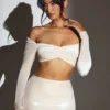 Top scurt cu umeri decupați și drapaj din catifea Adele, culoare ivoriu