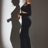 Top scurt cu umeri decupați și drapaj din catifea Adele, negru intens