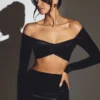 Top scurt cu umeri decupați și drapaj din catifea Adele, negru intens