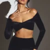 Top scurt cu umeri decupați și drapaj din catifea Adele, negru intens