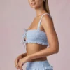 Top scurt cu volane și legătură în față Ottilie, albastru pudră Top scurt cu volane și legătură în față Ottilie, albastru pudră
