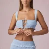 Top scurt cu volane și legătură în față Ottilie, albastru pudră Top scurt cu volane și legătură în față Ottilie, albastru pudră