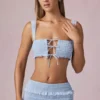 Top scurt cu volane și legătură în față Ottilie, albastru pudră Top scurt cu volane și legătură în față Ottilie, albastru pudră