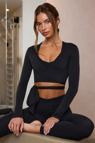 Top scurt din jersey moale, cu decupaj, negru
