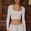 Top scurt fără cusături, cu decupaje, din tricot moale, în culoarea alb Top scurt fără cusături, cu decupaje, din tricot moale, în culoarea alb