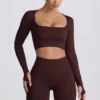 Top scurt fără cusături Super Sculpt cu mâneci lungi, culoare ciocolată Top scurt fără cusături Super Sculpt cu mâneci lungi, culoare ciocolată