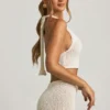 Top scurt Gianna cu gât halter din țesătură bouclé, alb Top scurt Gianna cu gât halter din țesătură bouclé, alb