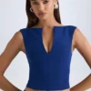 Top scurt Kadie cu decupaj în față, în culoarea True Navy Top scurt Kadie cu decupaj în față, în culoarea True Navy