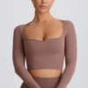 Top scurt Soft Active cu decolteu în formă de inimă, culoare Mocha