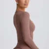 Top scurt Soft Active cu decolteu în formă de inimă, culoare Mocha