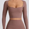 Top scurt Soft Active cu decolteu în formă de inimă, culoare Mocha