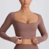 Top scurt Soft Active cu decolteu în formă de inimă, culoare Mocha