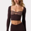 Top scurt Soft Active cu detaliu răsucit în față, culoare Espresso Top scurt Soft Active cu detaliu răsucit în față, culoare Espresso
