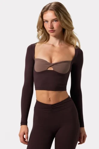 Top scurt Soft Active cu detaliu răsucit în față, culoare Espresso
