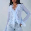 Top transparent Elisia cu bordură din pene, în albastru deschis