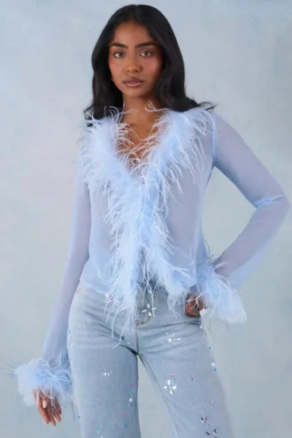 Top transparent Elisia cu bordură din pene, în albastru deschis