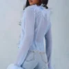 Top transparent Elisia cu bordură din pene, în albastru deschis