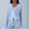 Top transparent Elisia cu bordură din pene, în albastru deschis