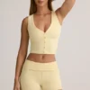 Pantaloni scurți Lisha din modal cu nervuri, talie medie și pliu, în galben crem Pantaloni scurți Lisha din modal cu nervuri, talie medie și pliu, în galben crem