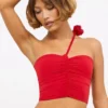 Topuri asimetrică Tesia din jersey elastic cu detalii de trandafiri, în roșu stacojiu Topuri asimetrică Tesia din jersey elastic cu detalii de trandafiri, în roșu stacojiu