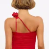 Topuri asimetrică Tesia din jersey elastic cu detalii de trandafiri, în roșu stacojiu Topuri asimetrică Tesia din jersey elastic cu detalii de trandafiri, în roșu stacojiu