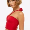 Topuri asimetrică Tesia din jersey elastic cu detalii de trandafiri, în roșu stacojiu Topuri asimetrică Tesia din jersey elastic cu detalii de trandafiri, în roșu stacojiu