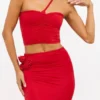 Topuri asimetrică Tesia din jersey elastic cu detalii de trandafiri, în roșu stacojiu Topuri asimetrică Tesia din jersey elastic cu detalii de trandafiri, în roșu stacojiu