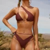 Topuri de bikini asimetrice Carmella în maro Topuri de bikini asimetrice Carmella în maro