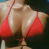 Topuri de bikini triunghiulare Canggu cu detalii decorative, în roșu aprins Topuri de bikini triunghiulare Canggu cu detalii decorative, în roșu aprins