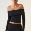 Topuri Kesia din modal, cu umeri decupați și mâneci lungi, în culoarea neagră