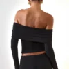Topuri Kesia din modal, cu umeri decupați și mâneci lungi, în culoarea neagră