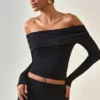 Topuri Kesia din modal, cu umeri decupați și mâneci lungi, în culoarea neagră