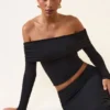 Topuri Kesia din modal, cu umeri decupați și mâneci lungi, în culoarea neagră